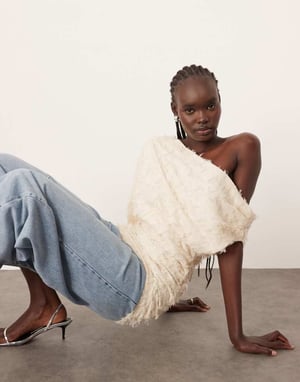 ARRANGE draperad off-shoulder topp i textur i krämfärgad