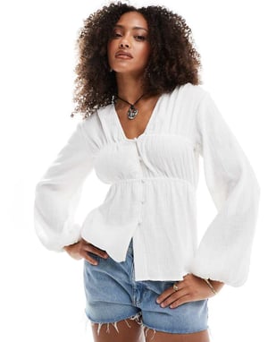 ASOS DESIGN långärmad smocktop med knappframsidan i vitt