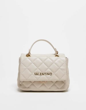 Valentino ocarina kviltat axelväsk med kedjeskaft i krämfärgad
