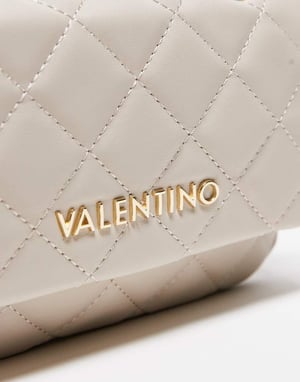Valentino ocarina kviltat axelväsk med kedjeskaft i krämfärgad
