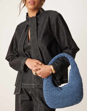 ASOS DESIGN handcrocheterad halmaxelväska i blått
