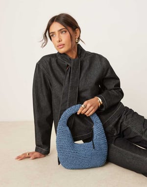 ASOS DESIGN handcrocheterad halmaxelväska i blått