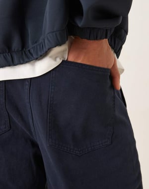 ASOS DESIGN lösa byxor med sömdetalj i marinblå