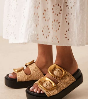 ASOS DESIGN Bred Passform Femi oversized spännband fotbädd mules i natur