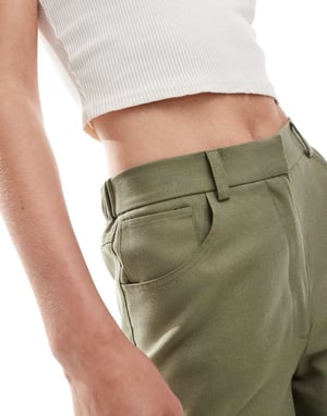 ASOS DESIGN Lång avslappnad rakbenad byxa med 5 fickor i khaki