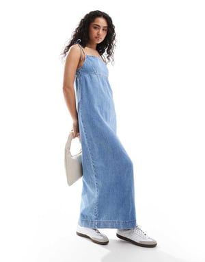 ASOS DESIGN – Blekt maxiklänning i denim med fluga