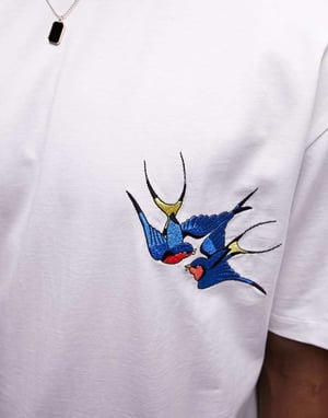 Topman avslappnad passform t-shirt med tatuerad svala broderi i vitt