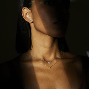 Luxenter, alfabet ketting in 925 sterling zilver en veelkleurige zirkonia met 18 karaat geel vergulde afwerking