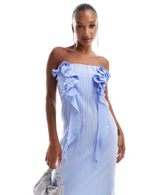 ASOS DESIGN plisserad bandeau midiklänning med kråssytt liv och vågig nederkant i babyblått