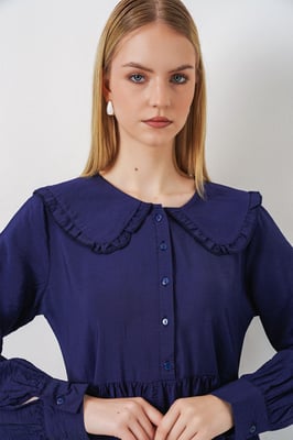 Maxi-jurk met babykraag en knoopsluiting