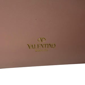 Valentino Garavani Rockstud Flap Continental polsportemonnee in roze leer