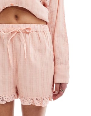 Miss Selfridge texturerad spetsmix med volangkant shorts i mjuk rosa