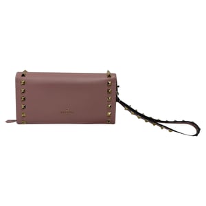 Valentino Garavani Rockstud Flap Continental polsportemonnee in roze leer