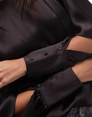 & Other Stories blus med draperad detalj och voluminösa ärmar i mörkbrun
