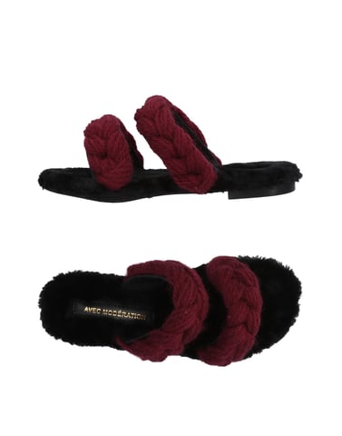 Avec Modération Maroon Sandals