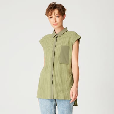 Sleeveless shirt with patch pocket
