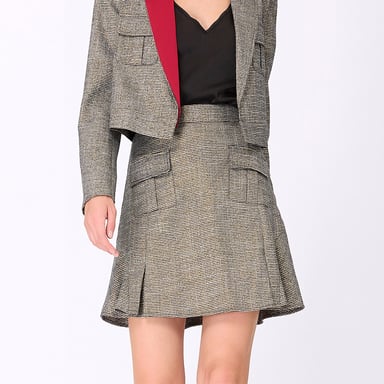 Short skirt with patch pockets and wide ruffle