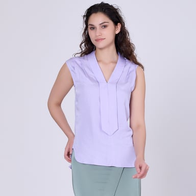 Sleeveless blouse with wide flat collar