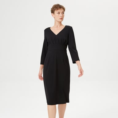 Adjusted V -neck Dress and folds on chest