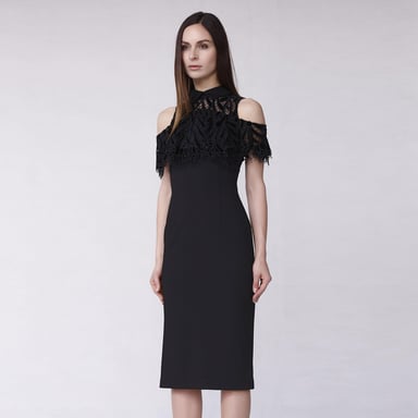 Adjusted dress with bare shoulders and lace steering wheel