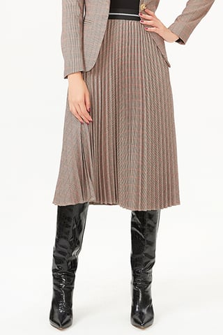 Pleated skirt and contrasting elastic waist