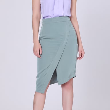 Asymmetric crossed panel skirt