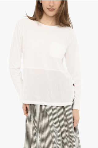 T-shirt met ronde hals, borstzak en zijsplit in wit