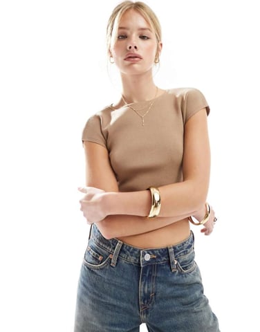 Miss Selfridge – T-shirt med kompakt, ribbad stickning och tygdetaljer på ärmarna