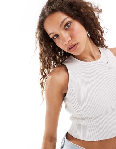 Monki – Vitt, stickat linne med kort, ribbad detalj