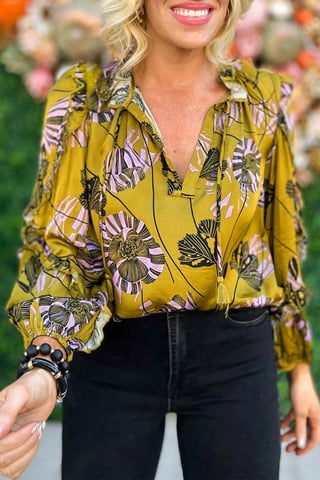 Blus med blommig volangärm