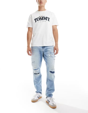 Tommy Jeans – Isaac – Ljustvättade avsmalnande jeans med slitning