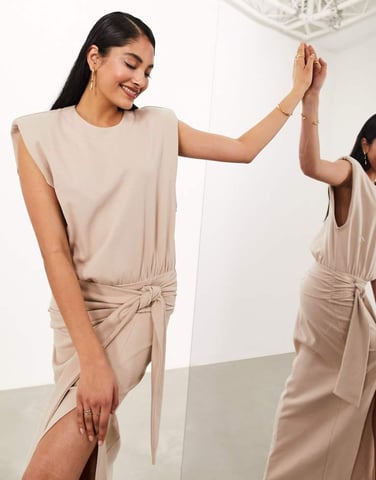ASOS EDITION – Mockafärgad midaxiklänning med texturerad jersey och axelvaddering