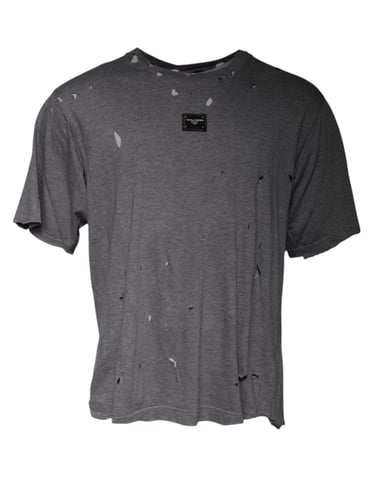 Sliten T-shirt med rivna detaljer