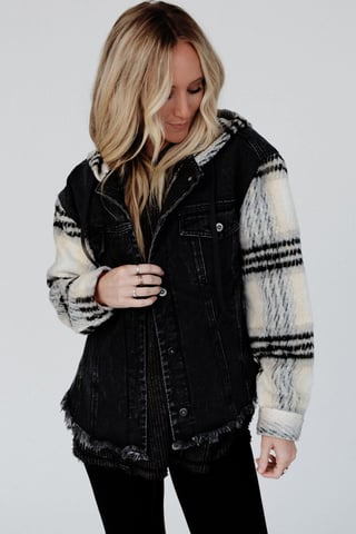Hoodie i jeans med rutiga ärmar