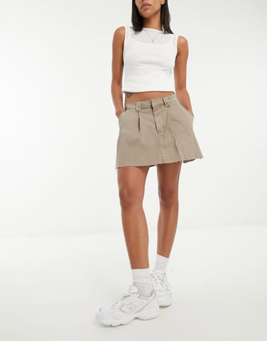 ASOS DESIGN plisserad minikjol i tvättad sand