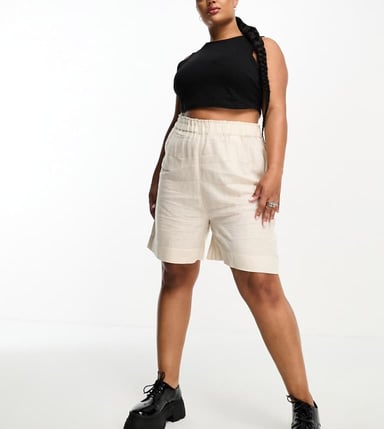 ONLY Curve linen shorts in cream