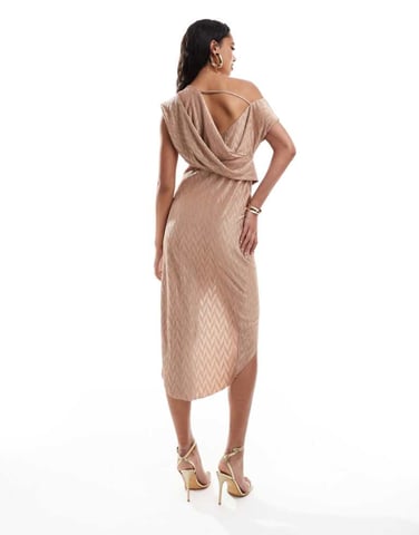 ASOS DESIGN chevron plisserad klänning med hög nacke och kappa bak i camel