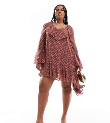 ASOS DESIGN Curve v-ringad asymmetrisk fåll dobby mini-klänning i rosa