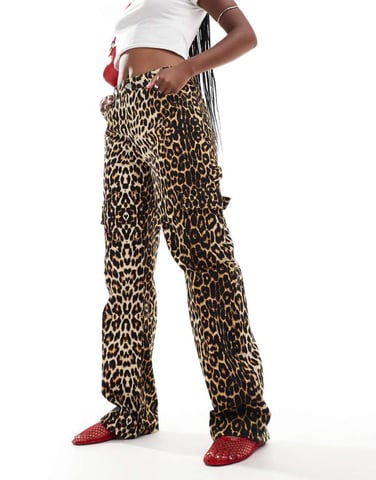 Noisy May cargo jeans in leopard print