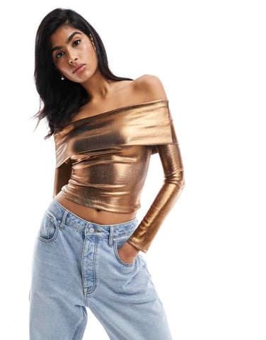 ASOS DESIGN off-shoulder brun folie långärmad