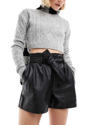 Miss Selfridge faux läder bälte shorts i svart