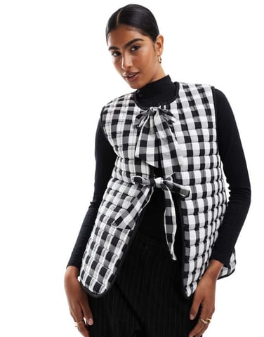 ASOS DESIGN vadderad väst med rosetter i mono gingham