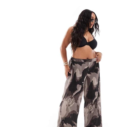 Vero Moda Curve plisse wide leg trousers in brown abstract print