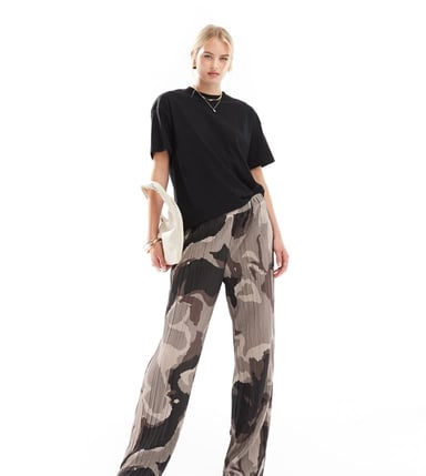 Vero Moda Tall plisse wide leg trousers in brown abstract print
