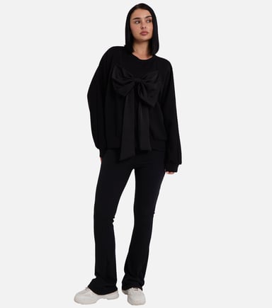 Zwarte oversized trui met strik aan de voorkant