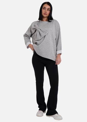 Grijze oversized trui met contrasterende strik aan de zijkant