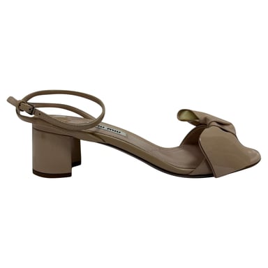 Miu Miu sandalen met strik en enkelbandje in beige lakleer