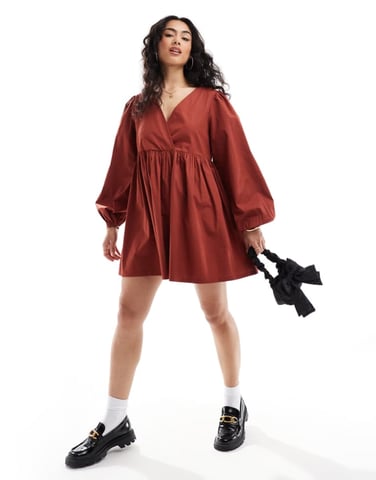 ASOS DESIGN bomull v-ringad mini smockklänning rostbrun