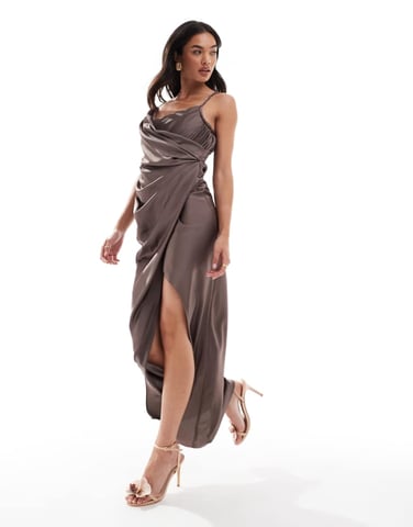 ASOS DESIGN draperad satinklänning i maxi-längd med vridet axelband i mocha