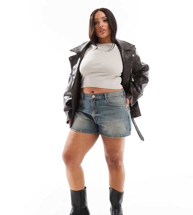 COLLUSION X001 Plus mom shorts in midwash blue